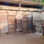 新業(yè)將端與景融合，透過格柵、窗櫺式書櫃等元素，巧手一揮成了洋溢書香的書席。斜影映下，您是否也看到3隻小貓玩耍其中？