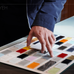 五顏六色的烤漆玻璃，依序排列、整齊劃一，看似廚具中的小小配角卻是訂調(diào)整體風(fēng)格的靈魂。