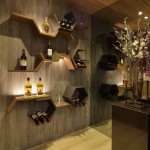 將傳統(tǒng)酒窖躍上廚房的一景，半蜂巢線條乘載醇釀的美酒，正等著你小酌一番。
