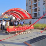 新業(yè)建設(shè)穆椿松名譽(yù)董事長（中）帶領(lǐng)新業(yè)團(tuán)隊(duì)，祈求保佑人員平安、工程順利。
