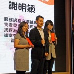 新業(yè)建設邱正光副總(中)化身張老師頒發(fā)獎學金給學生，也希望未來有更多有志之士加入張老師的行列，將自己的專業(yè)與熱情回饋給更多需要幫助的民眾。