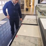 設(shè)置於地面的建材，以指掌輕撫過(guò)，切身感受細(xì)膩的觸感，並從自然的紋路中覺(jué)察：什麼底色、光澤，可與廚具化為和諧的一致性。