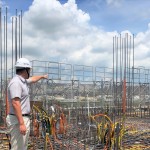 建築就像小孩逐漸長(zhǎng)大成人，工地主任與職人師傅就像盡責(zé)的保母，每天瞻前顧後、指導(dǎo)，呵護(hù)長(zhǎng)大。