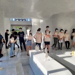 接待大廳延續(xù)弧形立柱的風(fēng)格，以白色大理石砌成方中帶圓的空間格局，融合為一景。白底灰紋的大理石，與嵌入式座椅相映成趣，注入東道主宴客的巧思與溫度。－【新業(yè)觀峰】。