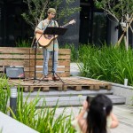 音樂(lè)家駐點(diǎn)表演，歌聲隨風(fēng)飄散於市集中，使略微慵懶的週六下午增添些許閒適感。一旁被歌聲吸引而來(lái)的小妹妹，也開心地以手機(jī)紀(jì)錄這美好時(shí)光。