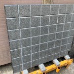 裁切後溝縫細(xì)節(jié)皆平整劃一的豆腐塊，對(duì)浴室淋浴間來說是不可少的排水及止滑關(guān)鍵！