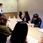 與專業(yè)能力一樣重要的，就是解決問題的能力，新業(yè)邱正光副總經(jīng)理（圖左一），不吝於教導新進員工如何認知問題並準確地解決。