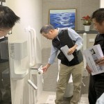 衛(wèi)生紙抽取的細節(jié)也不容錯過，每人習慣的不同，衛(wèi)生紙架以捲筒式上方多加平臺型式，使用上多了選擇性及便利性。