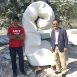 西班牙藝術(shù)家Nando Alvarez(左一)的作品「美術(shù)之道」。透過(guò)輕盈的流線(xiàn)、連續(xù)而蔓延的圓弧，說(shuō)明美術(shù)之道在於時(shí)空相互的永恆對(duì)話(huà)。