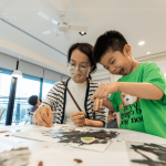 帶著歡愉輕鬆的心情創(chuàng)作，盡情地?fù)]灑，製作出第一件且獨(dú)一無(wú)二的海廢作品