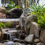 豐富綠樹、草花、水景層層將建築圍繞，就像是城市中的後花園一般，讓綠意填滿生活中，享受芬多精，感受森林療癒。