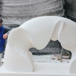 『時光之河』的靈感起源來自「水的變化」，因雕塑本身是固態(tài)不變的，以自然中無特定形狀的元素呈現(xiàn)，反映出動感的雕塑，使其中的對比更為強烈，有如凝固的動感一般。