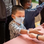 戴上入島手環(huán)，孩子們興奮又期待的等待416號列車啟程，冒險之旅就要開始囉！