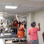 孩子們都是第一次體驗(yàn)烘焙餅乾，師傅從倒入麵粉，加入各種材料開始教學(xué)，一一展示餅乾的製作流程，小朋友們摩拳擦掌、亳不急待地自己動(dòng)手做做看。