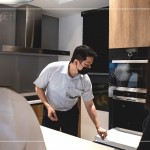 新進(jìn)同仁化身來訪第一線的客戶，用心聆聽行銷部楊世偉經(jīng)理的分享，新業(yè)對(duì)於未來家人在生活空間流動(dòng)上，設(shè)計(jì)規(guī)劃的細(xì)膩之處。