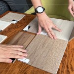 職人透過指尖觸摸面板，感受彩理、紋路、質(zhì)感，甚至韌度上的不同，感受每一分的精準細節(jié)。