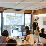 再度與手感職人 #京好手作 合作，分享青花瓷的歷史，始於中國唐朝，成熟於元朝，尤其以『景德鎮(zhèn)』為代表，於明朝瓷器成為主流。