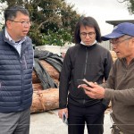 新業(yè)建設 蕭智夫 建築師(左一)偕同建築團隊，親赴臺中大肚原木工廠，挑選合適的欖仁木，作為建案公共空間傢俱。