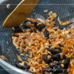 將餡料下鍋炒香，香味即刻飄散滿室，放入調(diào)味料、加水，大火滾沸後轉(zhuǎn)小火加蓋15分鐘，開蓋收汁、盛盤。