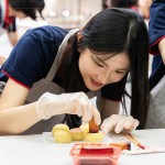 在製作好的小月餅印上代表吉利祝福的圖案，也象徵著團圓與幸福。