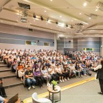 講師幽默風(fēng)趣的笑談『無(wú)畏的舞臺(tái)人生』，透過(guò)各種方式傳承臺(tái)灣本土藝術(shù)，期望將歌仔戲推廣到世界各個(gè)角落。