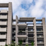 遠(yuǎn)方眺望建築外觀(guān)，使用不同顏色的磁磚進(jìn)行混色搭配，建築顯得更立體，並具有獨(dú)特品味。(圖為 新業(yè)–大塊森鄰 實(shí)景圖)