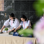 身穿白T的新業(yè)同仁，早早抵達(dá)現(xiàn)場(chǎng)，盡心且盡力的佈置場(chǎng)地，讓住戶(hù)能順利流暢的領(lǐng)票，等待開(kāi)演時(shí)間的到來(lái)。