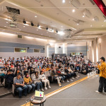 因?yàn)橄矚g「說(shuō)話」這件事，讓黃豪平始終保有站上舞臺(tái)的熱誠(chéng)，努力讓自己的名字留下痕跡。