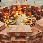 儀式尾聲，金紙化為星點火光，將敬意與祈福送往天際，為上樑典禮劃下美好句點。