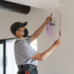 由水電廠商測試冷氣的排水管路，確保排水通暢，讓住戶在夏日安心享受清涼舒適的居家環(huán)境。