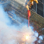 點(diǎn)燃火紅的炮仗，響徹的聲響，繚繞著基地，象徵圓滿吉祥好兆頭。