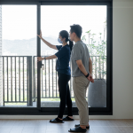 驗屋路上新業(yè)一直都在，客服同仁全程陪同，解答疑慮，品質(zhì)把關(guān)是我們的職責(zé)。