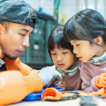 大小朋友全神貫注，將有獨(dú)特香味、葉子形狀與楓葉相似的「楓香」果實，製作成獨(dú)一無二的小小飾品。