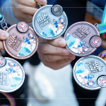 賽後同仁一一亮出閃亮的路跑獎牌，完成目標後的感動不言而喻。