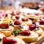 乳酪切片佐以甜椒與鮮蔬作為點綴，搭配長棍麵包品嚐，甜椒清甜與乳酪滑嫩在口中融化，從視覺與口感上更帶來不同層次感。