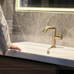 一體瓷檯盆的選用，擁有典雅大器的檯面，整潔不易卡垢，邊框的溝槽設計，可大幅降低噴濺情況，打造專屬好感衛(wèi)浴。