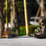 社區(qū)一隅的貓咪藝術駐景，自在隨性的特質，跨界的開放態(tài)度，是金工藝術家-曾永玲老師呈現作品的方式。