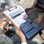 透過ICC紀(jì)錄表，仔細(xì)謹(jǐn)慎地記下回收的垃圾數(shù)量，是在淨(jìng)溪活動(dòng)當(dāng)中最重要的一環(huán)。