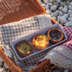 致上臺(tái)中在地品牌 ?？死蛩顾?作為伴手禮，62%松露黑巧克力、甜膩焦糖搭配清新海鹽、金萱茶佐南莊手作桂花釀，與家人分享這份純樸心意。