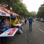 有熟悉的笑容與身影跑進(jìn)了新業(yè)團(tuán)隊(duì)的鏡頭裡，原來是新業(yè)建設(shè)穆椿松名譽(yù)董事長（右一）也到場(chǎng)為跑者加油！也讓現(xiàn)場(chǎng)加油團(tuán)隊(duì)士氣大振！