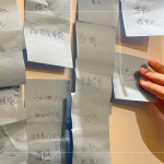 透過課間互動(dòng)，與各部門主管探討『新業(yè)員工應(yīng)具備的能力或條件』，『主動(dòng)、積極、樂觀』的理念，時(shí)常深刻烙印在每位新業(yè)夥伴心中。