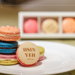 致上由法國(guó)甜點(diǎn)師傅經(jīng)營(yíng)品牌 ＃Habibi_macaron，研發(fā)出減糖20%，並結(jié)合臺(tái)灣在地特有食材，在這感恩季節(jié)，與新業(yè)家人分享。