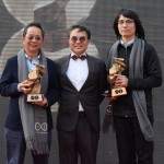 臺中市政府都市發(fā)展局局長黃文彬（中）與新業(yè)建設(shè)董事長卓勝?。ㄗ螅?、居研所林宜鋒建築師（右）一同合影留念，感謝政府對新業(yè)及居研所團隊理念及成果的高度認同，並以建築空間類大獎(Architectural Space Award)傑出獎(Outstanding Award)代表。