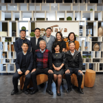 大雅廚具 楊素真董娘(右二) 特別現(xiàn)身並熱請(qǐng)款待與 新業(yè)建設(shè)創(chuàng)辦人 穆椿松先生 (左二)及部門(mén)主管一同合影。