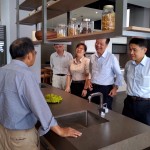 新業(yè)建設(shè)卓勝隆董事長(zhǎng)（左）偕同簡(jiǎn)福榮總經(jīng)理（右二）及邱正光副總經(jīng)理（右一），與團(tuán)隊(duì)成員以「使用效益最大化、備餐步調(diào)多樣化」的角度，討論適合配搭的中島提案，讓掌廚時(shí)刻更加游刃有餘。