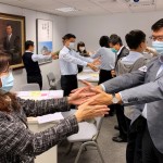 課程過程中亦有趣味互動，就如同與聽眾面對面互動的媒介，肢體與語言都非常重要。