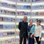 新業(yè)建設名譽董事長穆椿松先生與穆太太、益品書屋館長合影。