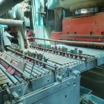 磁磚經(jīng)過壓模削邊的程序後，最後需品管人員以小工具逐一擊打的方式，確認(rèn)有無瑕疵品在其中，即使瑕不掩瑜，也依然難逃有如般鷹眼般的專業(yè)判斷。