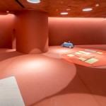 兒童遊戲室天花板的圓孔透下一個又一個的光圈交織，明亮之下更顯繽紛。為了視覺巧思，新業(yè)在天花板也加入珪藻土塗料，防潮瞬乾的特性，讓好動、頻頻出汗的孩童們享有暢快呼吸的遊玩空間。－【新業(yè)觀峰】。