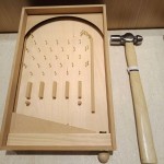 除了室外充滿文藝與悠閒氣息的市集，【新業(yè)宜家】?jī)?nèi)也舉辦「親子手作彈珠臺(tái)活動(dòng)」，讓親子同樂(lè)互動(dòng)。不僅能從中體驗(yàn)到手作樂(lè)趣，也能培養(yǎng)孩子的耐心，並從手邊的材料開始，循著邏輯逐步掌握一項(xiàng)物品組裝的原理。